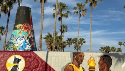 九游体育怎么买球-81分先生和83分先生的传承？洛杉矶当地壁画致敬科比&amp;阿德巴约