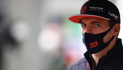 九游体育娱乐官网-维斯塔潘回应争冠压力：只能说汉密尔顿真不了解我