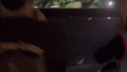 九游游戏平台-小秀身材！文班亚马打赤膊坐在大巴上 引得球迷连连尖叫