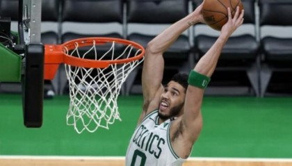 塔图姆：不介意外界批评 球队三连客期间进步明显